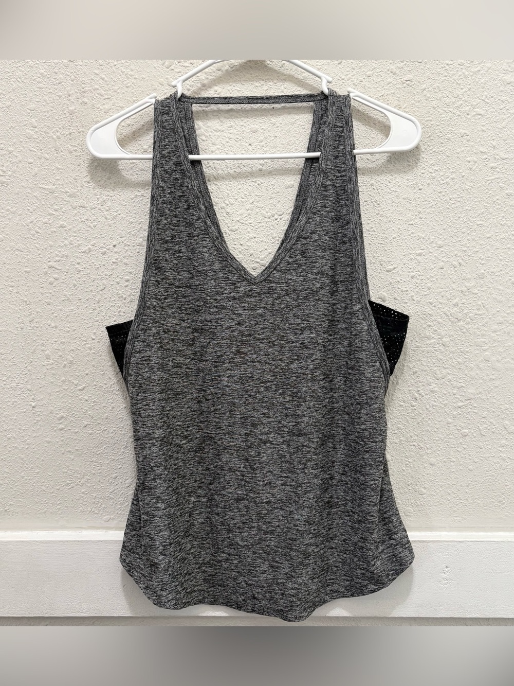 Beyond Yoga Space Dye Grey V-Neck Tank Top Size Small